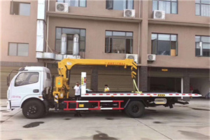 曲江附近汽车轮胎更换